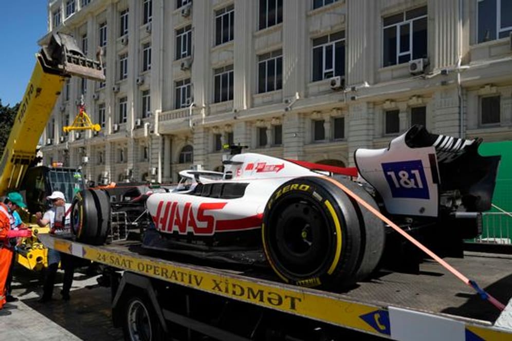 Der Rennwagen von Mick Schumacher vom Team Haas wird von einem Lastwagen abtransportiert.