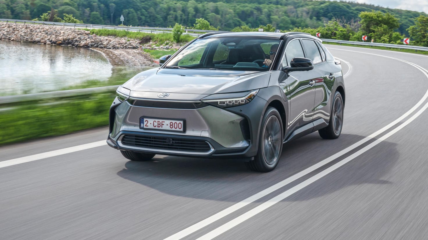 Premiere: Toyota bringt sein erstes E-Auto auf die Straße.