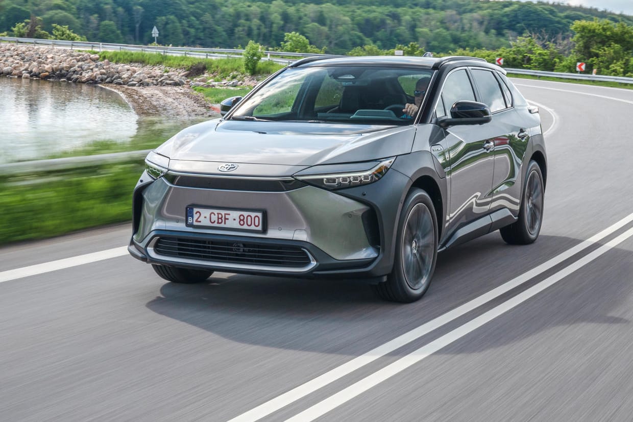 Premiere: Toyota bringt sein erstes E-Auto auf die Straße.