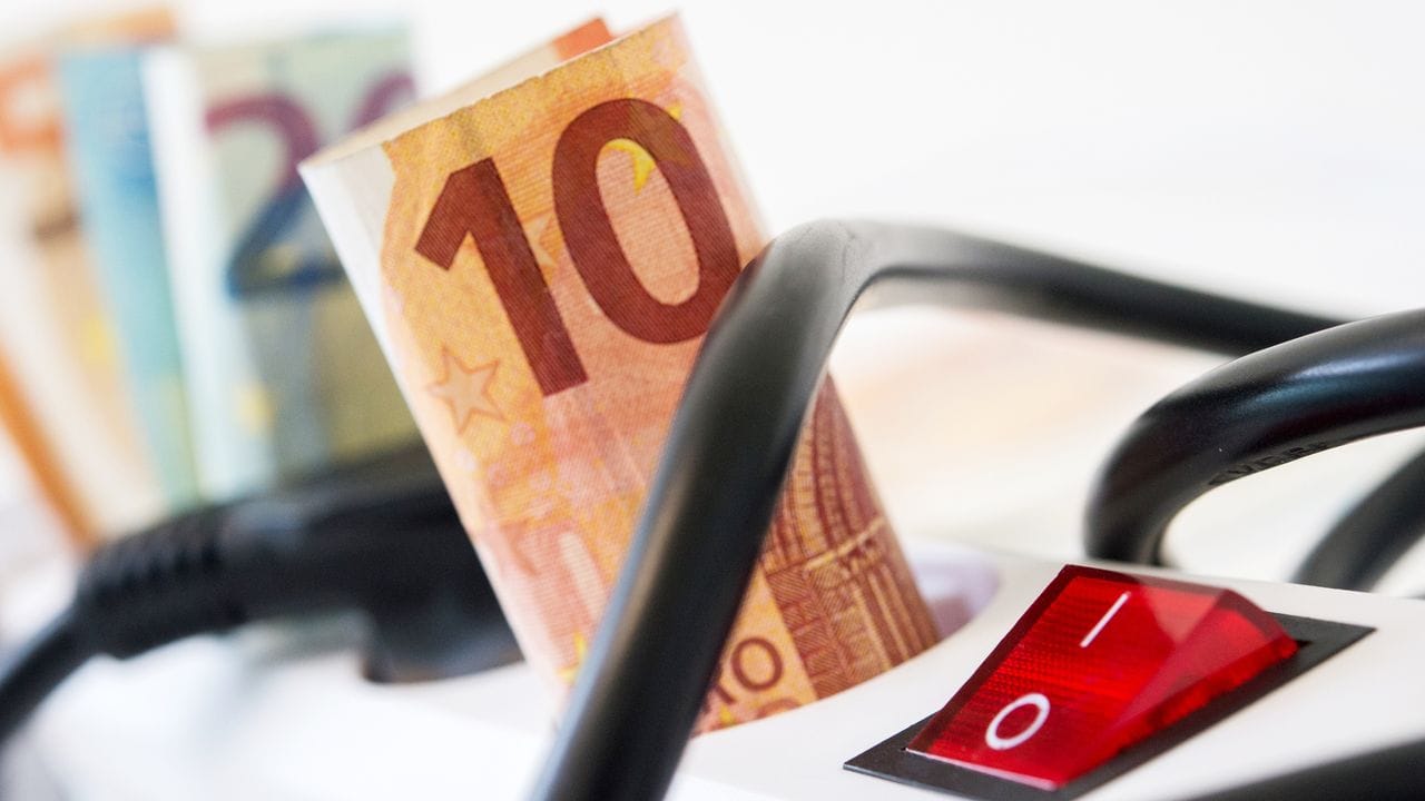 Wer die Steckerleiste richtig ausschaltet, kann auf's Jahr gerechnet richtig Geld sparen. Wer die Steckerleiste richtig ausschaltet, kann auf's Jahr gerechnet richtig Geld sparen.