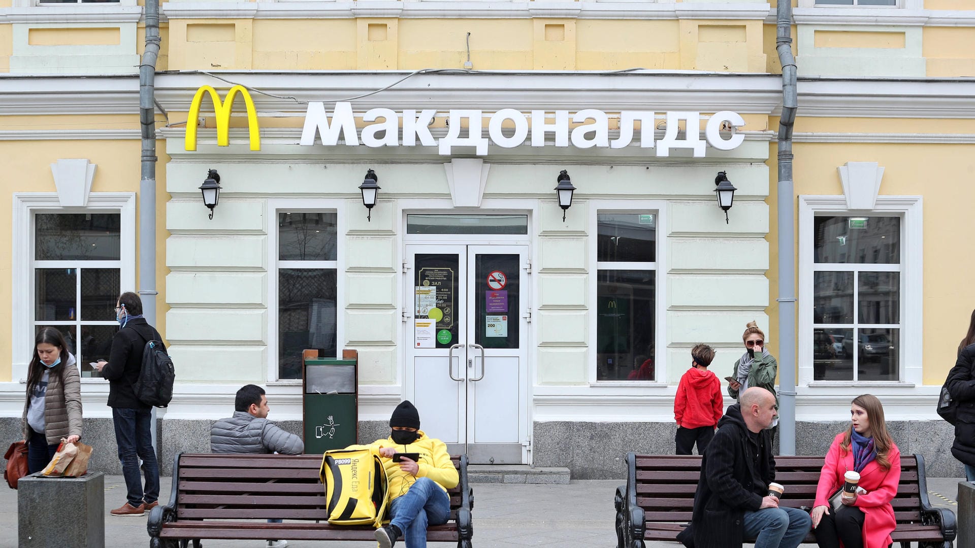 Eine McDonald's-Filiale in Moskau (Archivbild): Die Burgerkette hat sich aus Russland zurückgezogen. Eine McDonald's-Filiale in Moskau (Archivbild): Die Burgerkette hat sich aus Russland zurückgezogen.