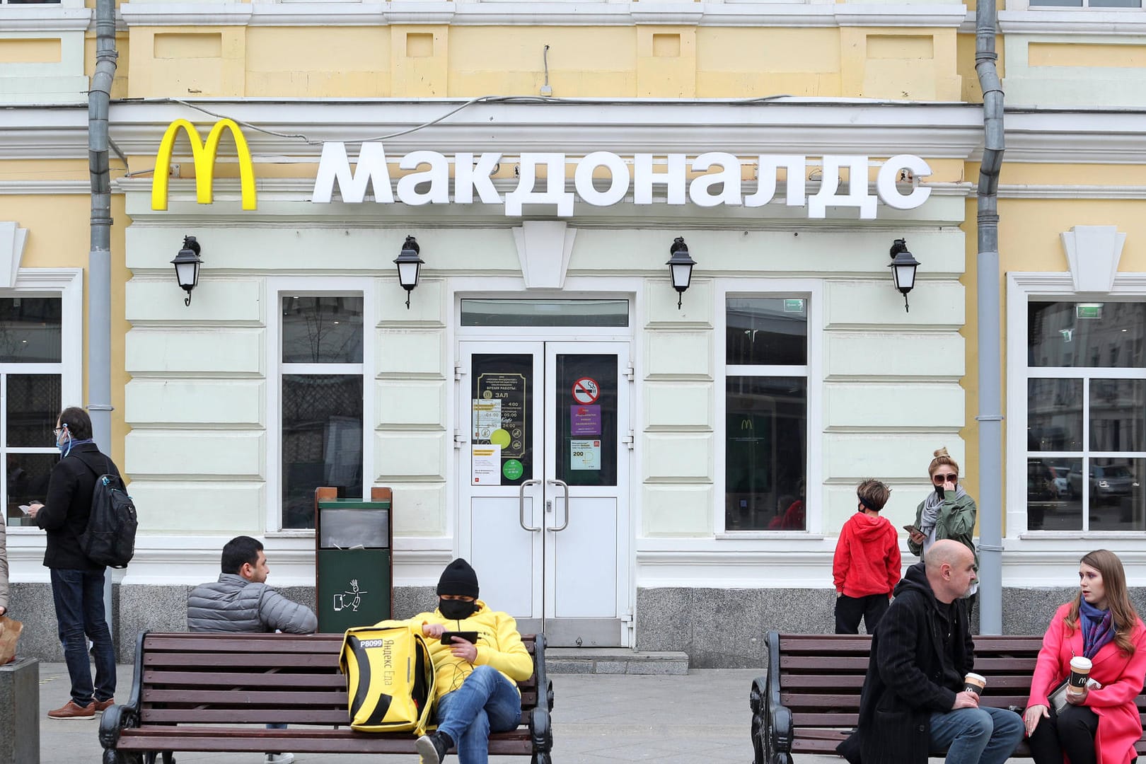 Eine McDonald's-Filiale in Moskau (Archivbild): Die Burgerkette hat sich aus Russland zurückgezogen. Eine McDonald's-Filiale in Moskau (Archivbild): Die Burgerkette hat sich aus Russland zurückgezogen.