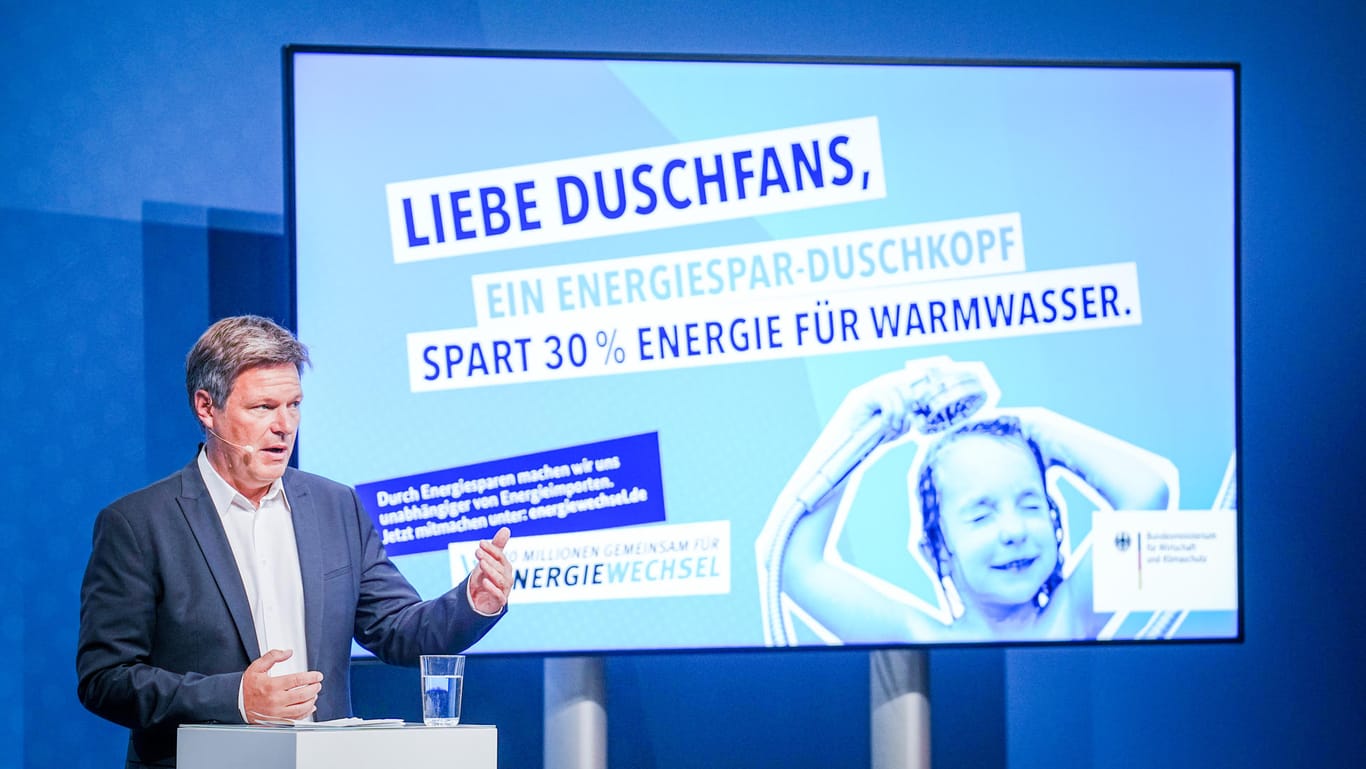 Habeck mit Dusch-Plakat: Die Verantwortung beim Energiesparen dürfe nicht mit "Duschkopf-Tipps" auf die Verbraucherinnen und Verbraucher verschoben werden, kritisiert ein Umweltverband.