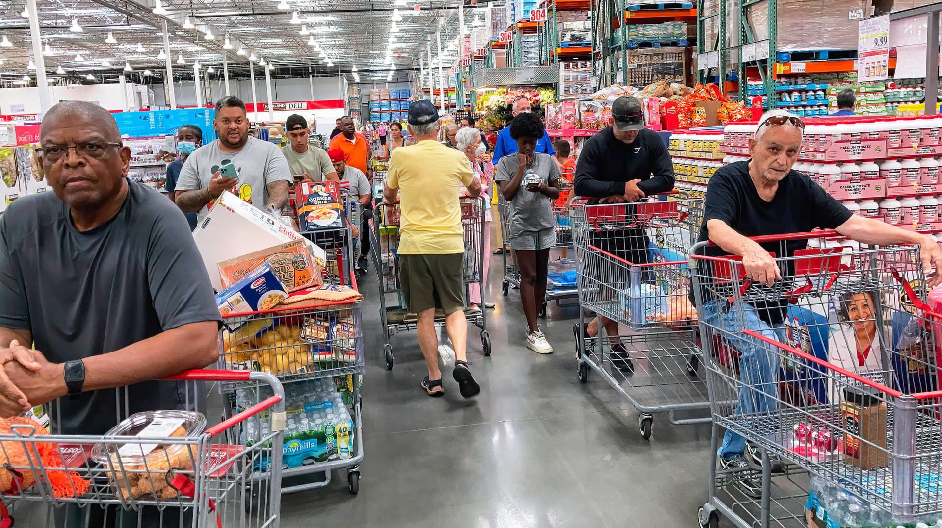 Großmarkteinkauf in Orlando, Florida: Die Amerikaner müssen für Dinge des täglichen Bedarfs mehr ausgeben. Großmarkteinkauf in Orlando, Florida: Die Amerikaner müssen für Dinge des täglichen Bedarfs mehr ausgeben.