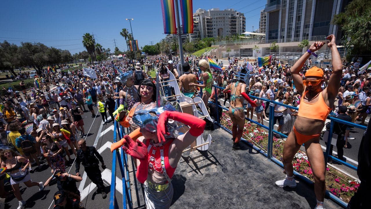 Menschen nehmen an der jährlichen Pride-Parade in Tel Aviv teil. Menschen nehmen an der jährlichen Pride-Parade in Tel Aviv teil.