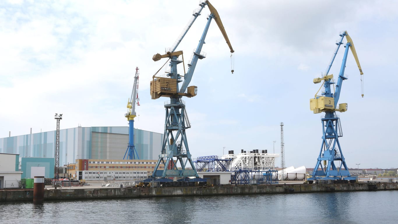 Schiffshalle der MV Werften in Wismar (Symbolbild): Nach der Insolvenz im Januar hat sich nun ein Käufer für den Standort gefunden.