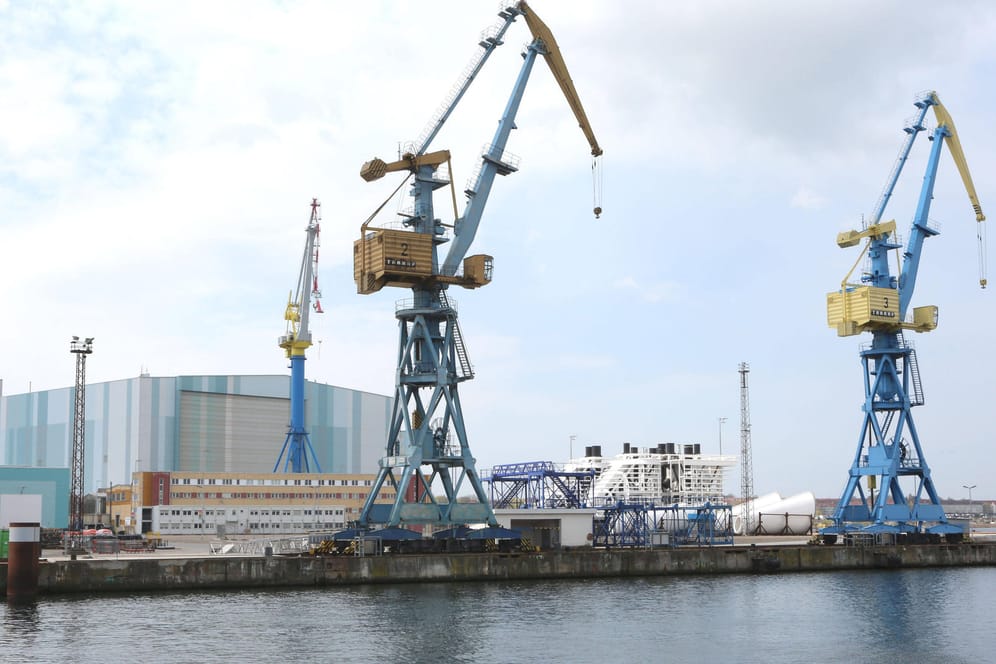 Schiffshalle der MV Werften in Wismar (Symbolbild): Nach der Insolvenz im Januar hat sich nun ein Käufer für den Standort gefunden.