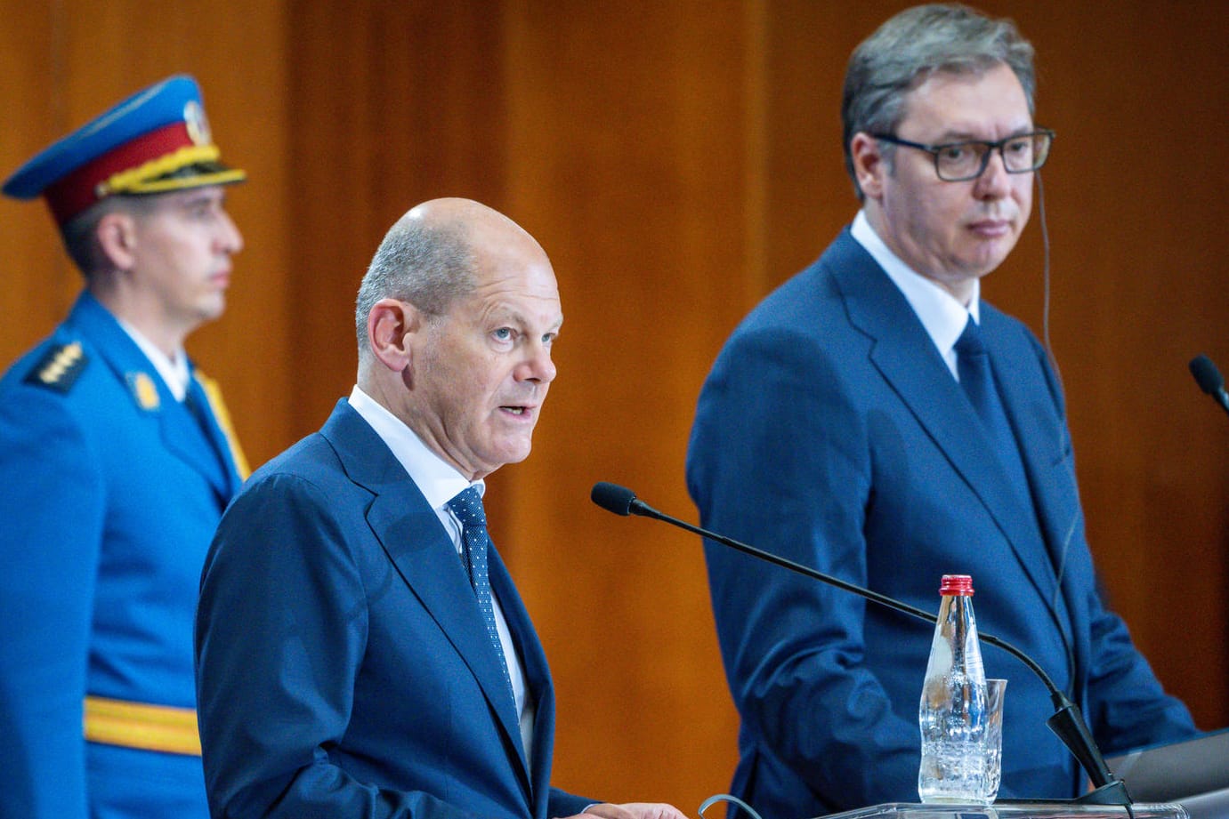 Bundeskanzler Olaf Scholz (SPD) (l) und Aleksander Vučić, Präsident von Serbien: "Es lohnt sich", sagte Scholz mit Blick auf einen möglichen EU-Beitritt des Landes.