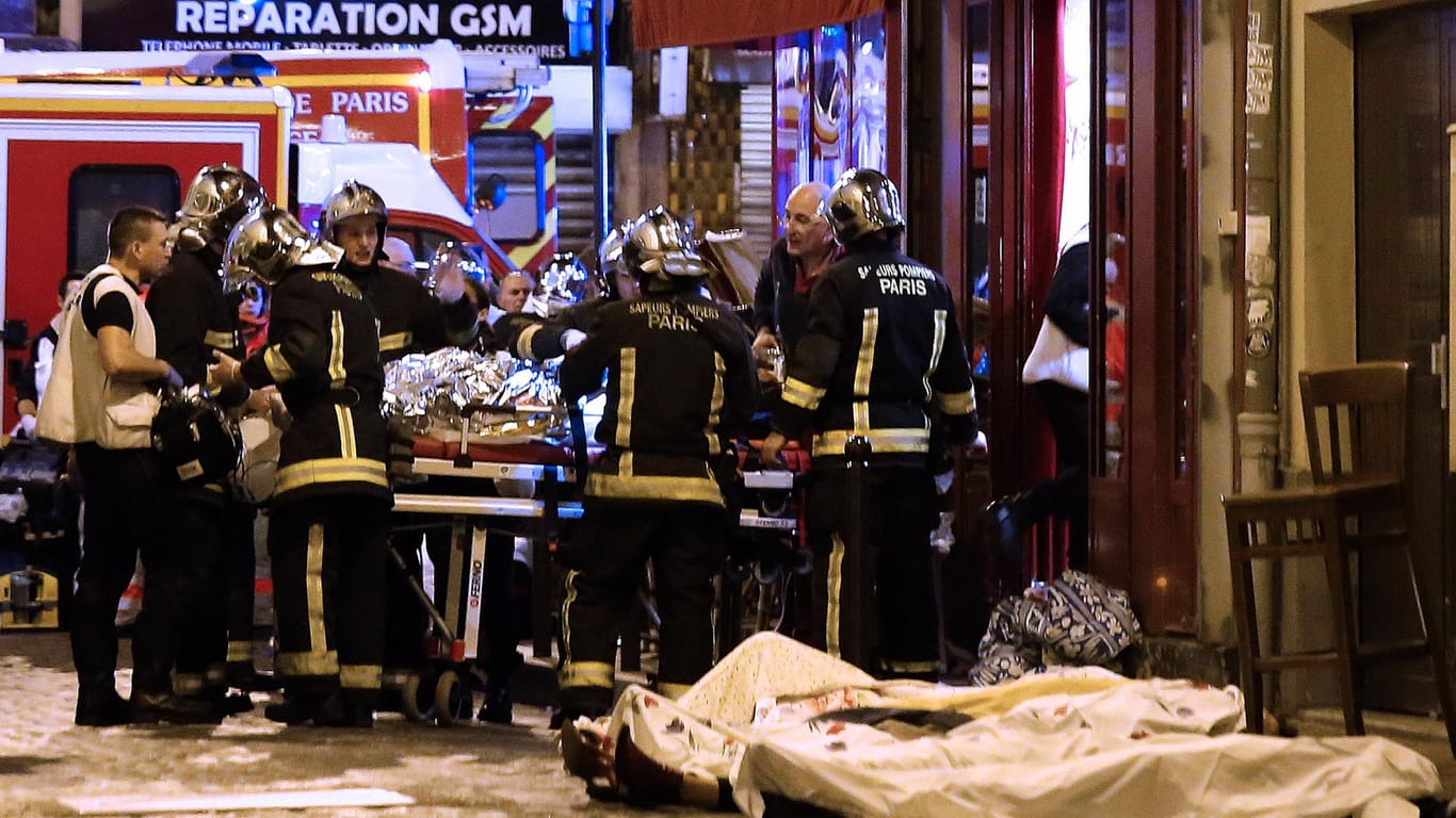 Rettungskräfte versorgen die Opfer vor einem Café im 10. Bezirk von Paris: Im November 2015 hatten mehrere Extremisten insgesamt 130 Menschen getötet.