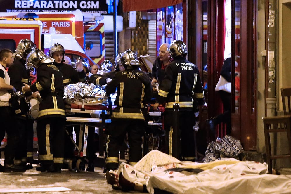 Rettungskräfte versorgen die Opfer vor einem Café im 10. Bezirk von Paris: Im November 2015 hatten mehrere Extremisten insgesamt 130 Menschen getötet.