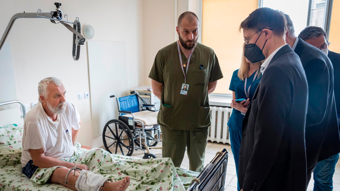 In einem Krankenhaus in Lwiw besucht Gesundheitsminister Karl Lauterbach Kriegsverwundete.