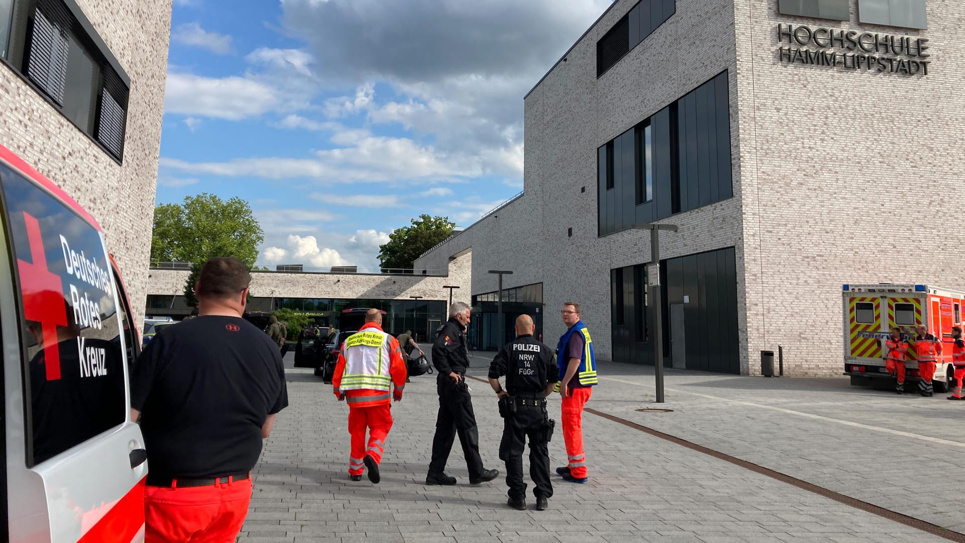 Einsatzkräfte der Polizei sind auf dem Gelände der Hochschule Hamm-Lippstadt: Ein 34-Jähriger hat auf dem Campus mehrere Menschen verletzt.