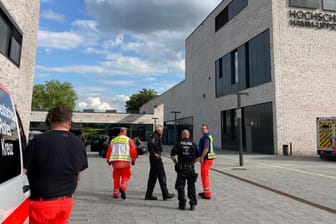 Einsatzkräfte der Polizei sind auf dem Gelände der Hochschule Hamm-Lippstadt: Ein 34-Jähriger hat auf dem Campus mehrere Menschen verletzt.