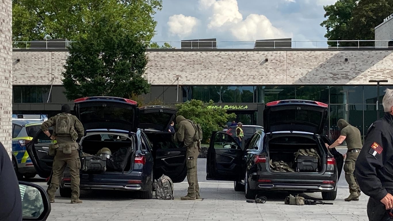 Spezialkräfte der Polizei sind auf dem Gelände der Hochschule Hamm-Lippstadt im Einsatz: Bei dem Täter soll es sich wohl um einen Einzeltäter handeln.