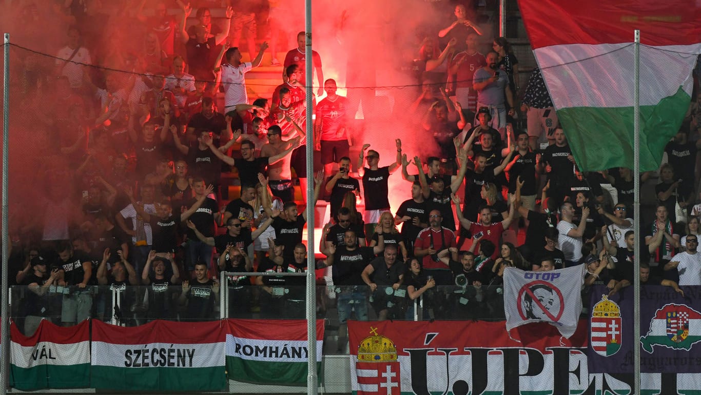 Ungarische Fans beim 1:2 in Italien: Teile des Gäste-Publikums benahmen sich in Cesena daneben.