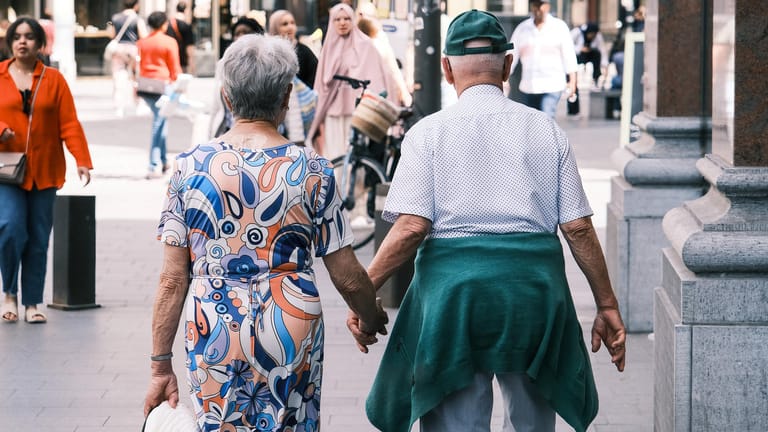 Passanten in Antwerpen: Mit drei einfachen Mitteln können ältere Menschen laut einer Studie ihr Krebsrisiko senken.