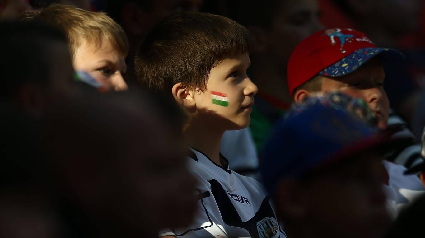 Fans der ungarischen Nationalmannschaft: Beim Heimspiel gegen England waren nur Kinder bis 14 Jahren und deren Begleitpersonen erlaubt.