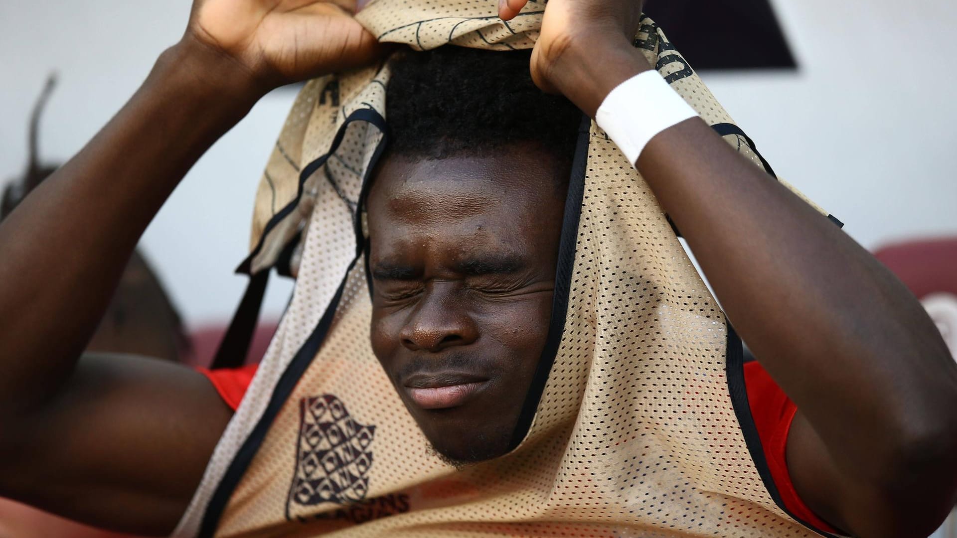 Mandatory Credit: PhFrust nach der Niederlage: Englands Bukayo Saka verlor mit seiner Mannschaft mit 0:1 in Ungarn. oto by Michael Zemanek/Shutterstock (12965167dg) Bukayo Saka of England Hungary v England, UEFA Nati