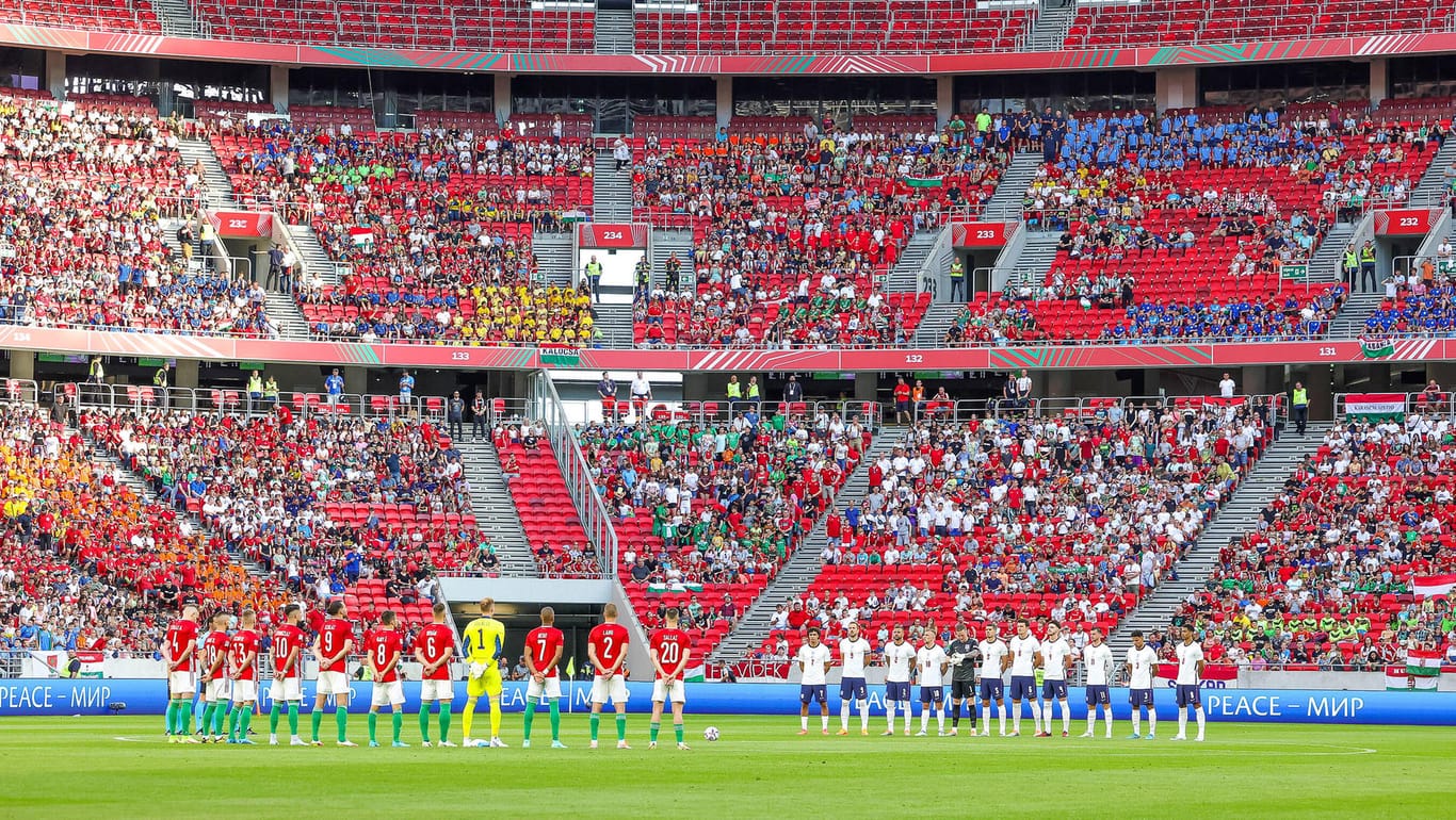 Spärlich besetztes Stadion: Bei der Partie zwischen Ungarn und England musste ein Großteil der Fans draußen bleiben.