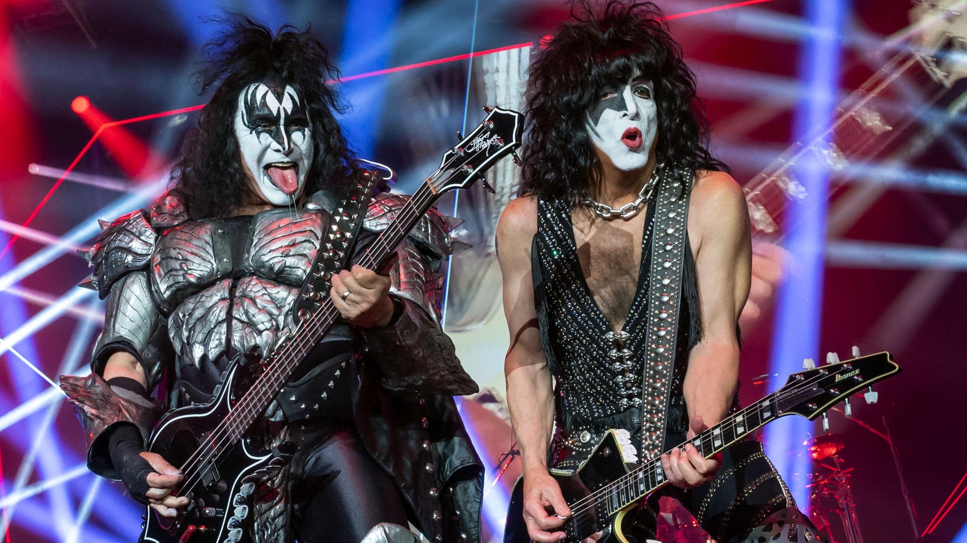 Abschiedskuss: Gene Simmons (l.) und Paul Stanley beim möglicherweise letzten Konzert in Dortmund.