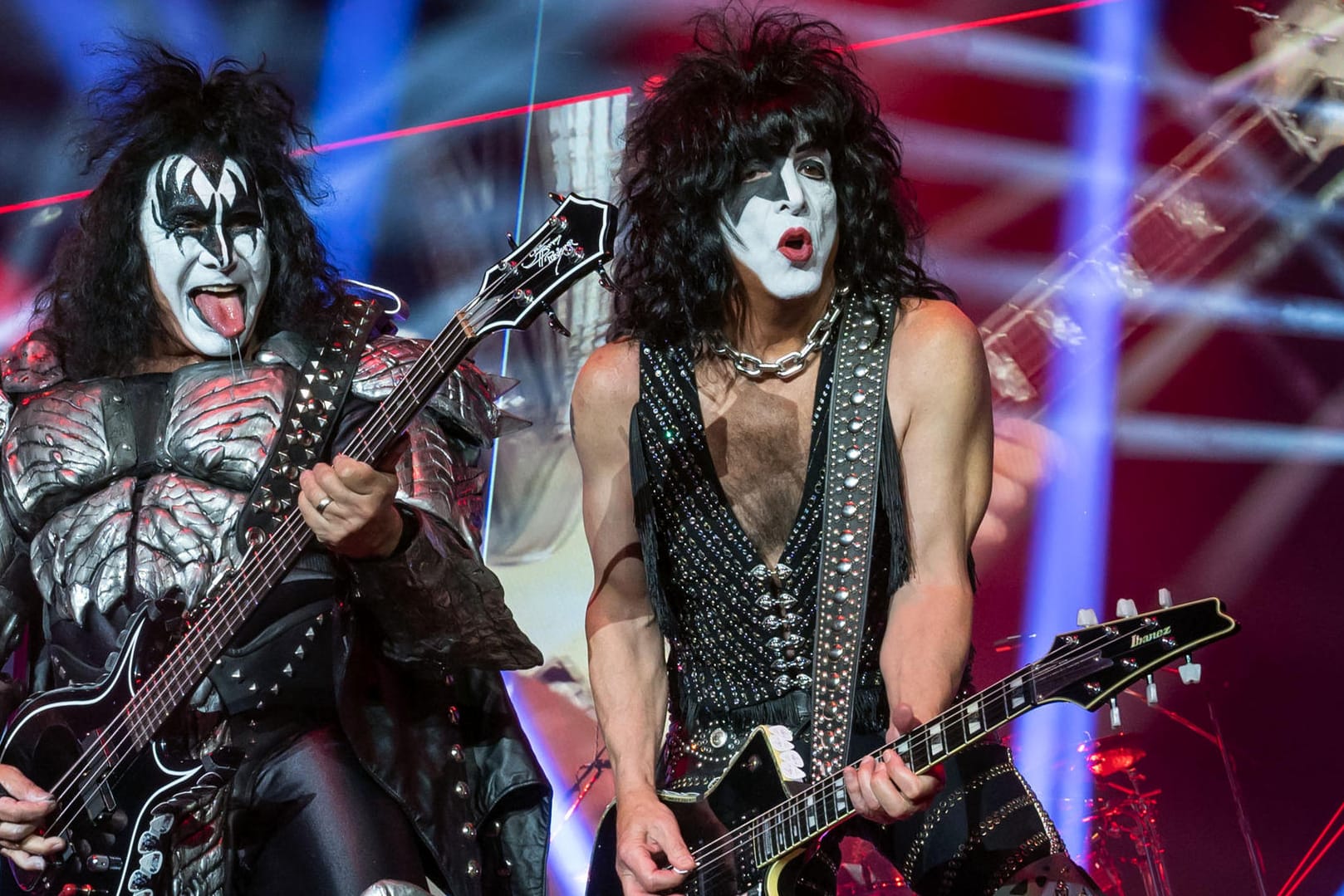 Abschiedskuss: Gene Simmons (l.) und Paul Stanley beim möglicherweise letzten Konzert in Dortmund.