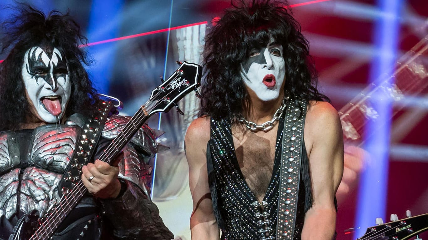 Abschiedskuss: Gene Simmons (l.) und Paul Stanley beim möglicherweise letzten Konzert in Dortmund.