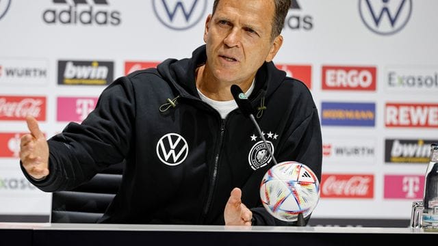 DFB-Direktor Oliver Bierhoff sitzt bei einer Pressekonferenz auf dem Podium. DFB-Direktor Oliver Bierhoff sitzt bei einer Pressekonferenz auf dem Podium.