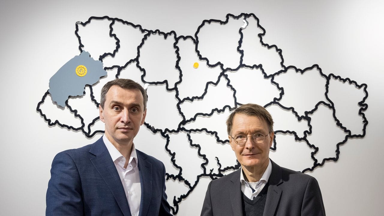 Gesundheitsminister Karl Lauterbach wird von seinem ukrainischen Amtskollegen Viktor Ljaschko (l) empfangen.