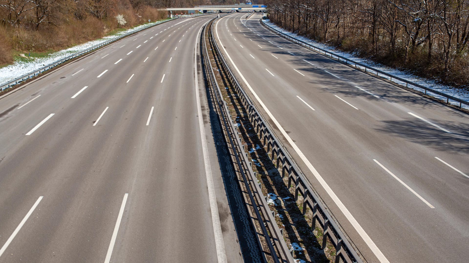 Eine leere Autobahn (Symbolbild): Der Verkehr auf der A8 wird zeitweise umgeleitet.