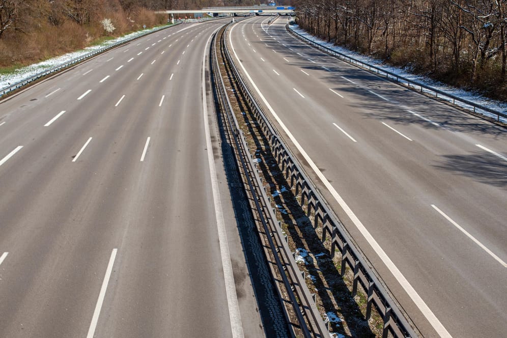 Eine leere Autobahn (Symbolbild): Per Gesetz könnte es in Deutschland ein Fahrverbot geben, um Sprit zu sparen.