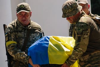 Soldaten tragen den Sarg eines toten Kameraden (Archivbild): Die Zahl der Gefallenen der ukrainischen Truppen soll fast 10.000 betragen.