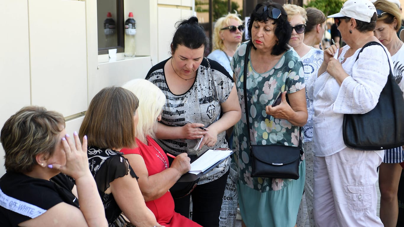 Frauen stehen an der russischen Einwanderungsbehörde in Melitopol an (Archivbild).