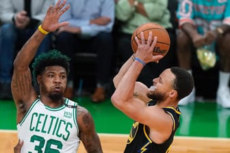 Stephen Curry (r.) im Angriff gegen die Boston Celtics: Der Guard überragte für die Golden State Warriors.