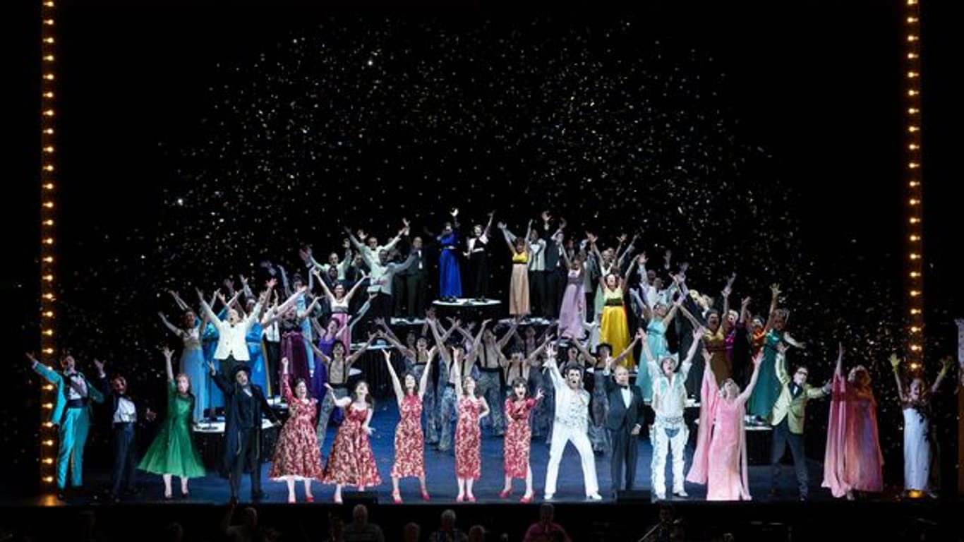 Das große Finale mit dem gesamten Ensemble der Revue in der Komischen Oper.