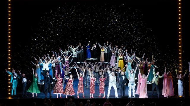 Das große Finale mit dem gesamten Ensemble der Revue in der Komischen Oper. Das große Finale mit dem gesamten Ensemble der Revue in der Komischen Oper.