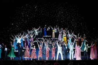 Das große Finale mit dem gesamten Ensemble der Revue in der Komischen Oper.