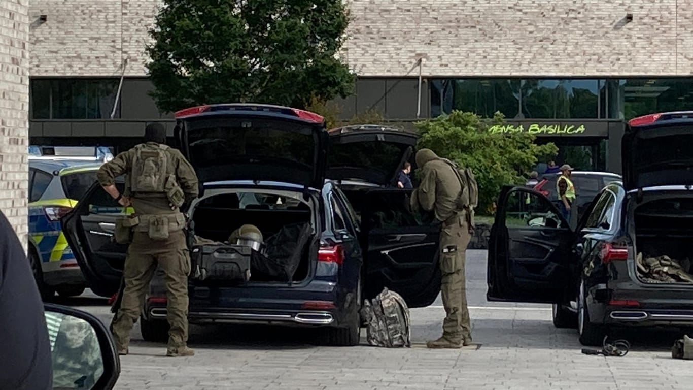Spezialkräfte der Polizei auf dem Gelände der Hochschule Hamm-Lippstadt: Vier Personen wurden bei einer Messerattacke verletzt.
