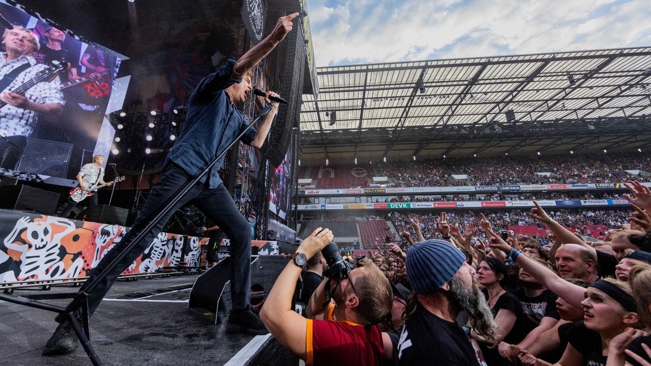 Frontmann Campino auf der Bühne im Kölner RheinEnergieStadion. Frontmann Campino auf der Bühne im Kölner RheinEnergieStadion.