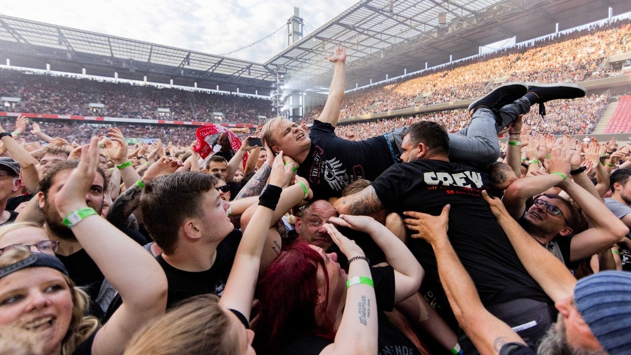 Fans feiern beim Auftritt der Toten Hosen in Köln. Fans feiern beim Auftritt der Toten Hosen in Köln.