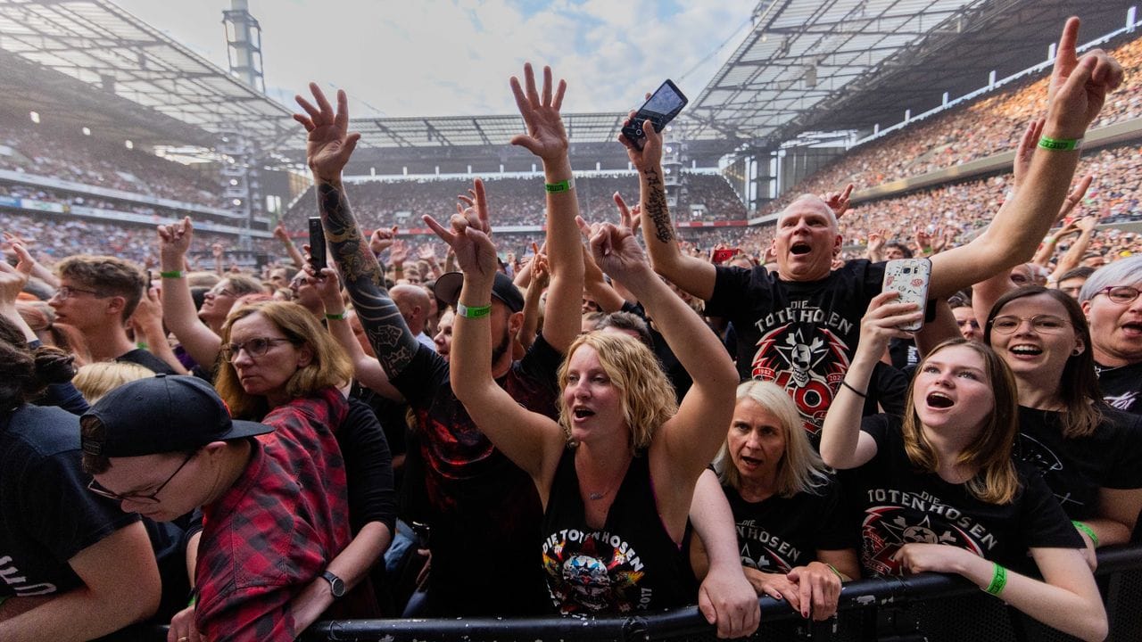 Fans feiern beim Auftritt der Toten Hosen in Köln. Fans feiern beim Auftritt der Toten Hosen in Köln.