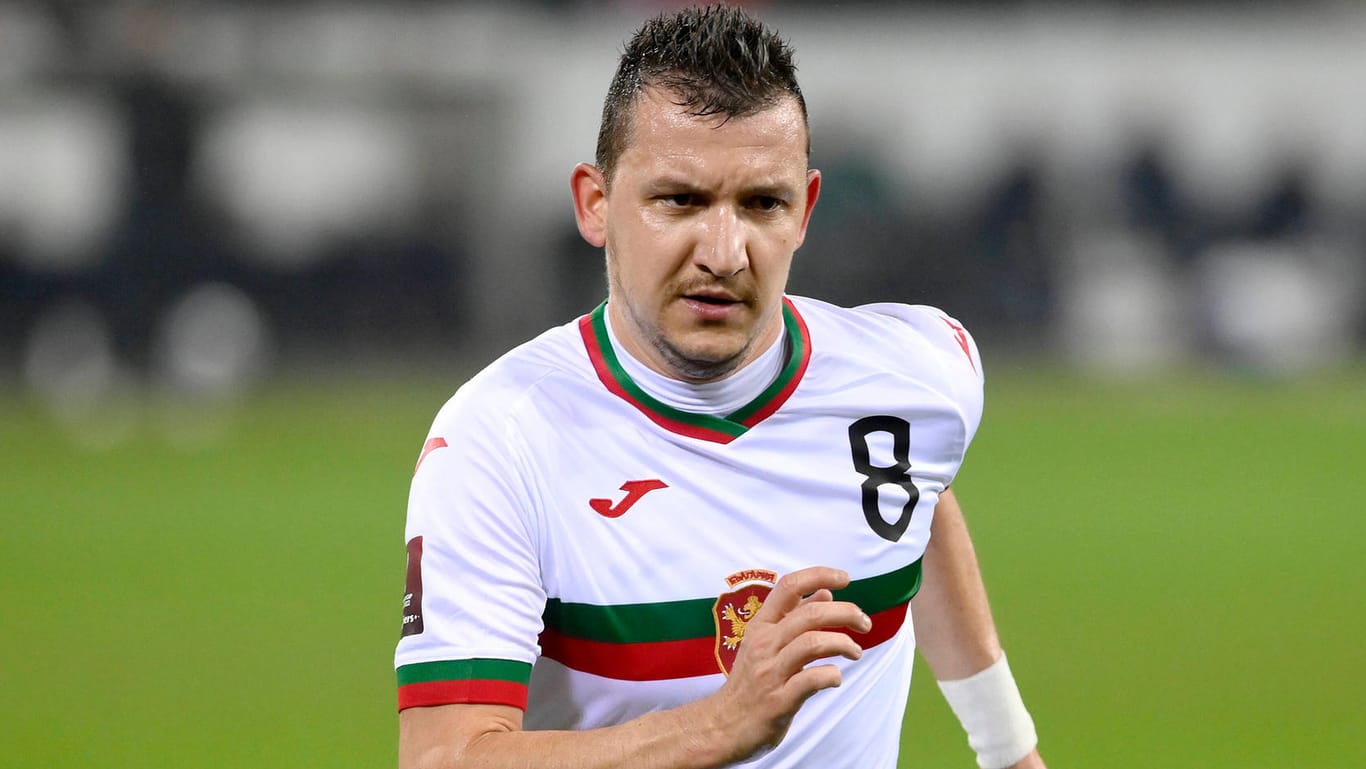 Todor Nedelew bei einem Länderspiel im November 2021: Der Mittelfeldspieler wurde nun bei einem Unfall verletzt.