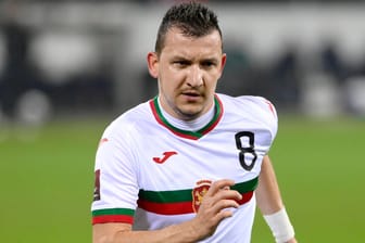 Todor Nedelew bei einem Länderspiel im November 2021: Der Mittelfeldspieler wurde nun bei einem Unfall verletzt.