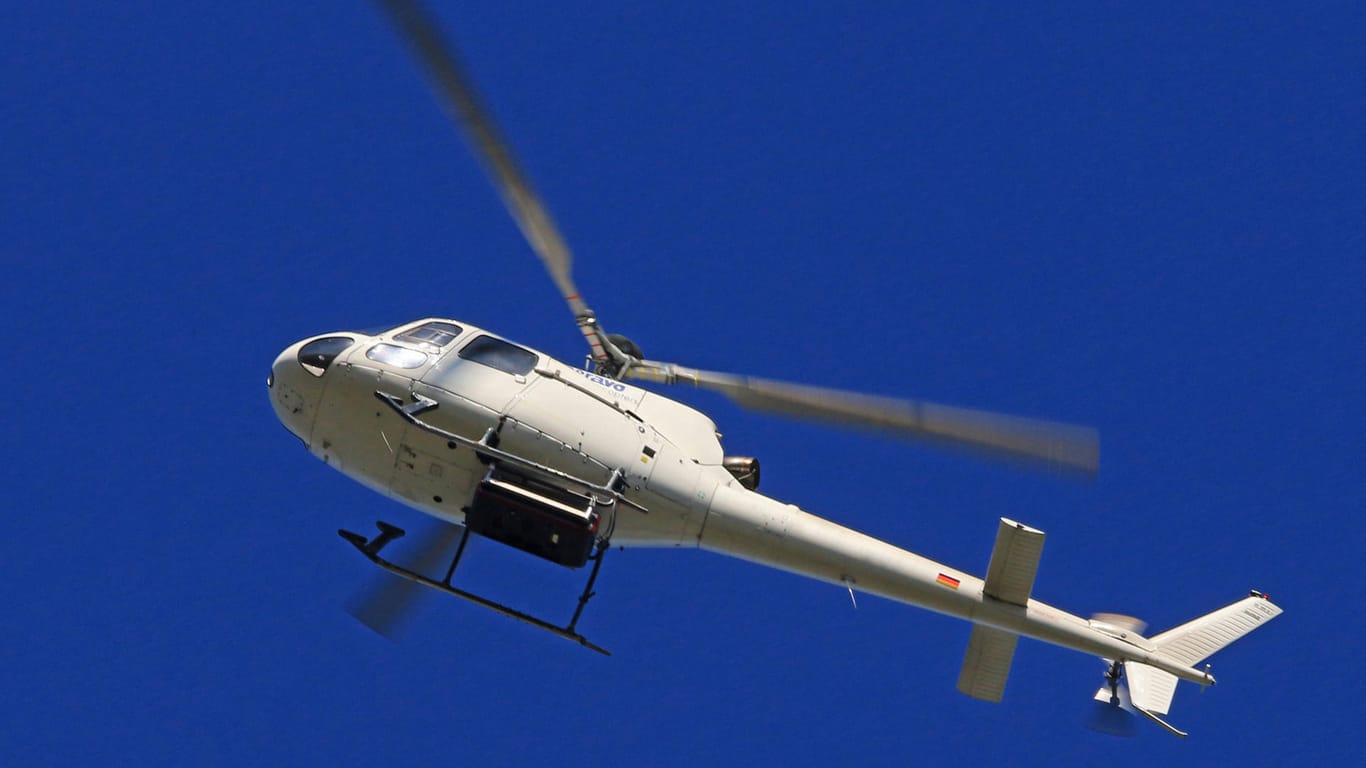 Privater Helikopter in der Luft (Symbolbild): Der Pilot sollte Geschäftsleute zu einem Papierhersteller bringen – doch der Helikopter verschwand.