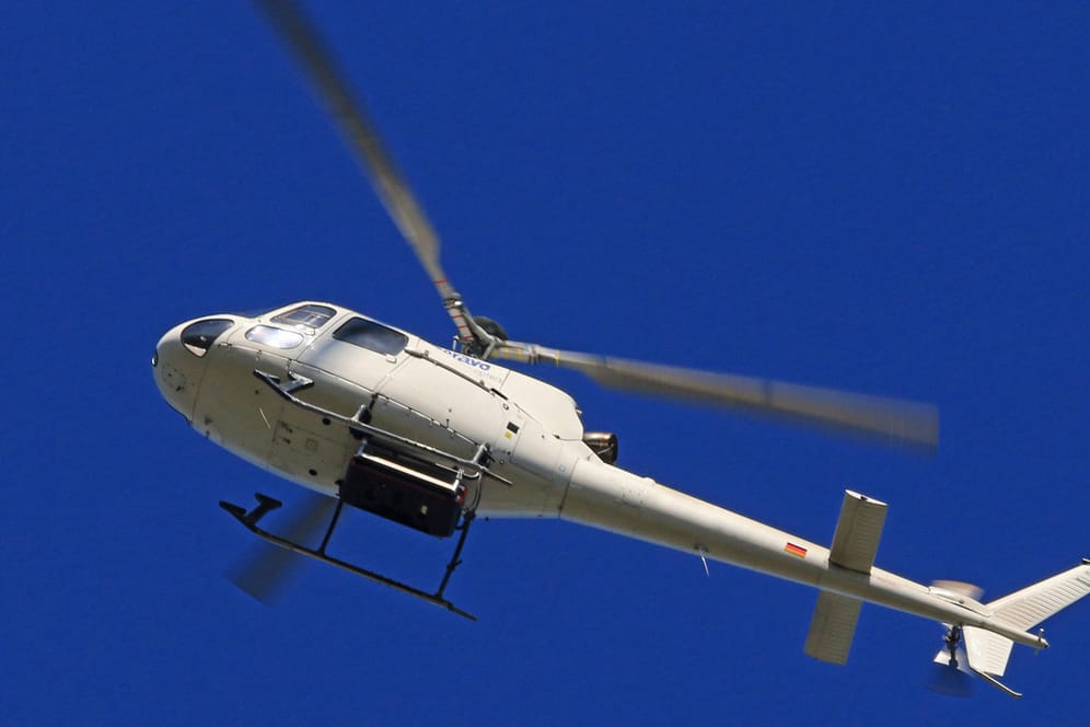 Privater Helikopter in der Luft (Symbolbild): Der Pilot sollte Geschäftsleute zu einem Papierhersteller bringen – doch der Helikopter verschwand.