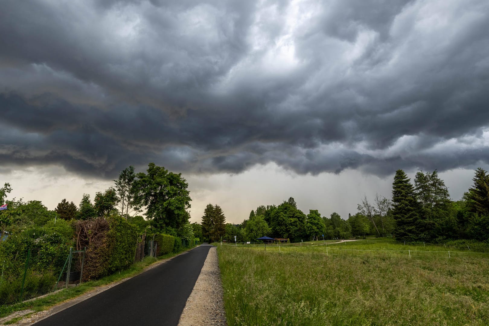Gewitterwolken (Symbolbild): Anfang der Woche verschlechtert sich das Wetter.