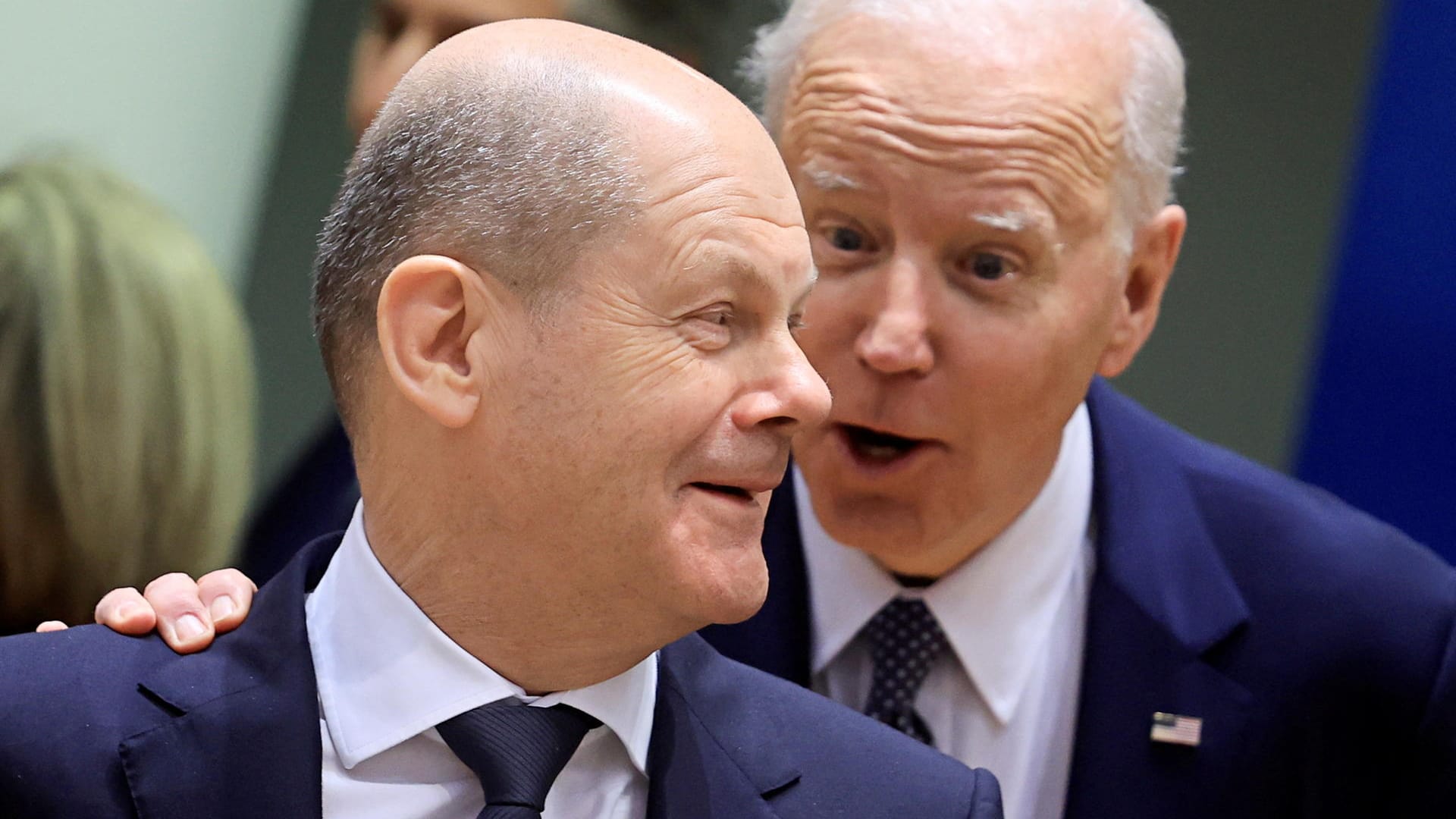 Kanzler Scholz und Präsident Biden beim Gipfel in Brüssel: Studie misst gestärktes Vertrauen.