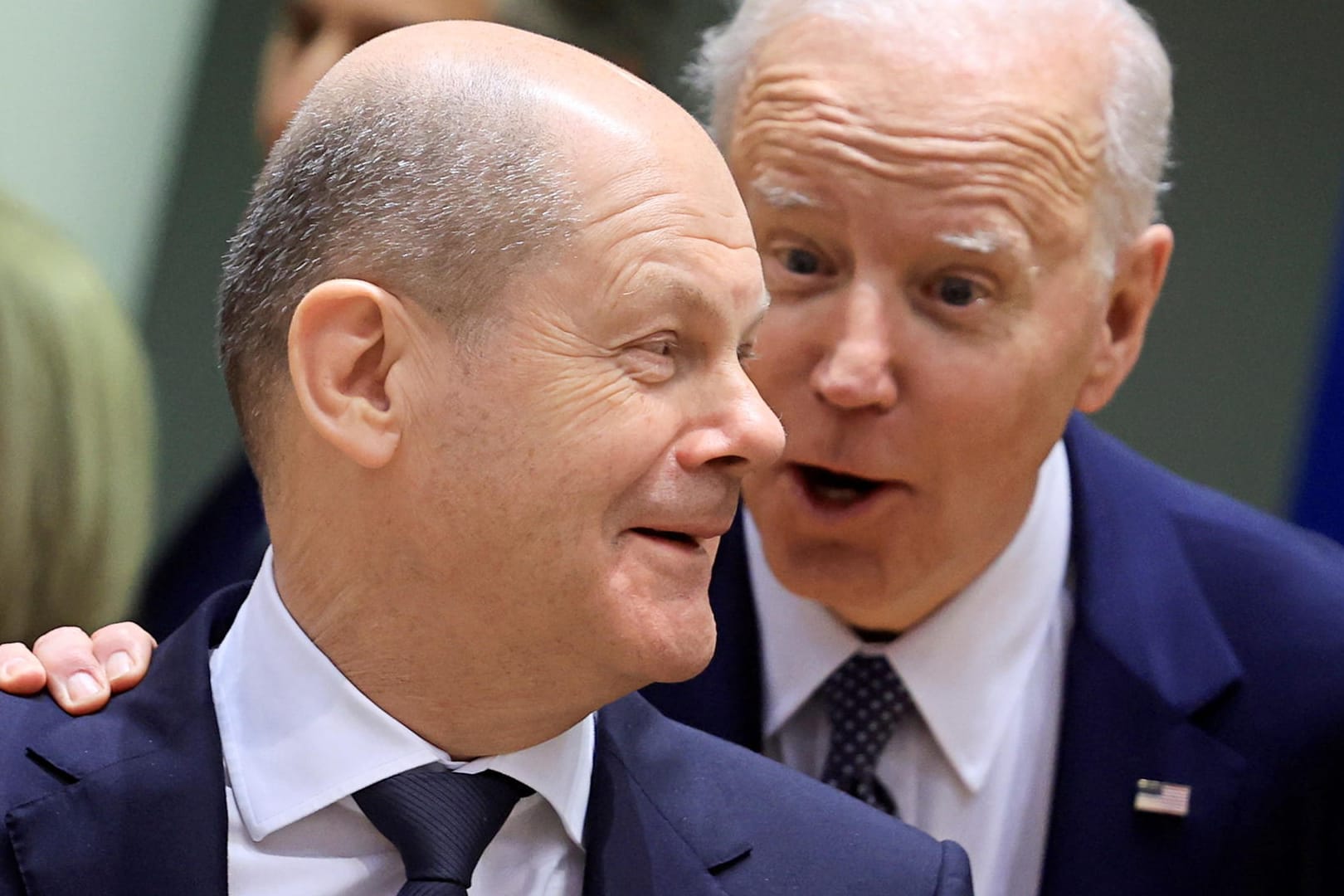 Kanzler Scholz und Präsident Biden beim Gipfel in Brüssel: Studie misst gestärktes Vertrauen.