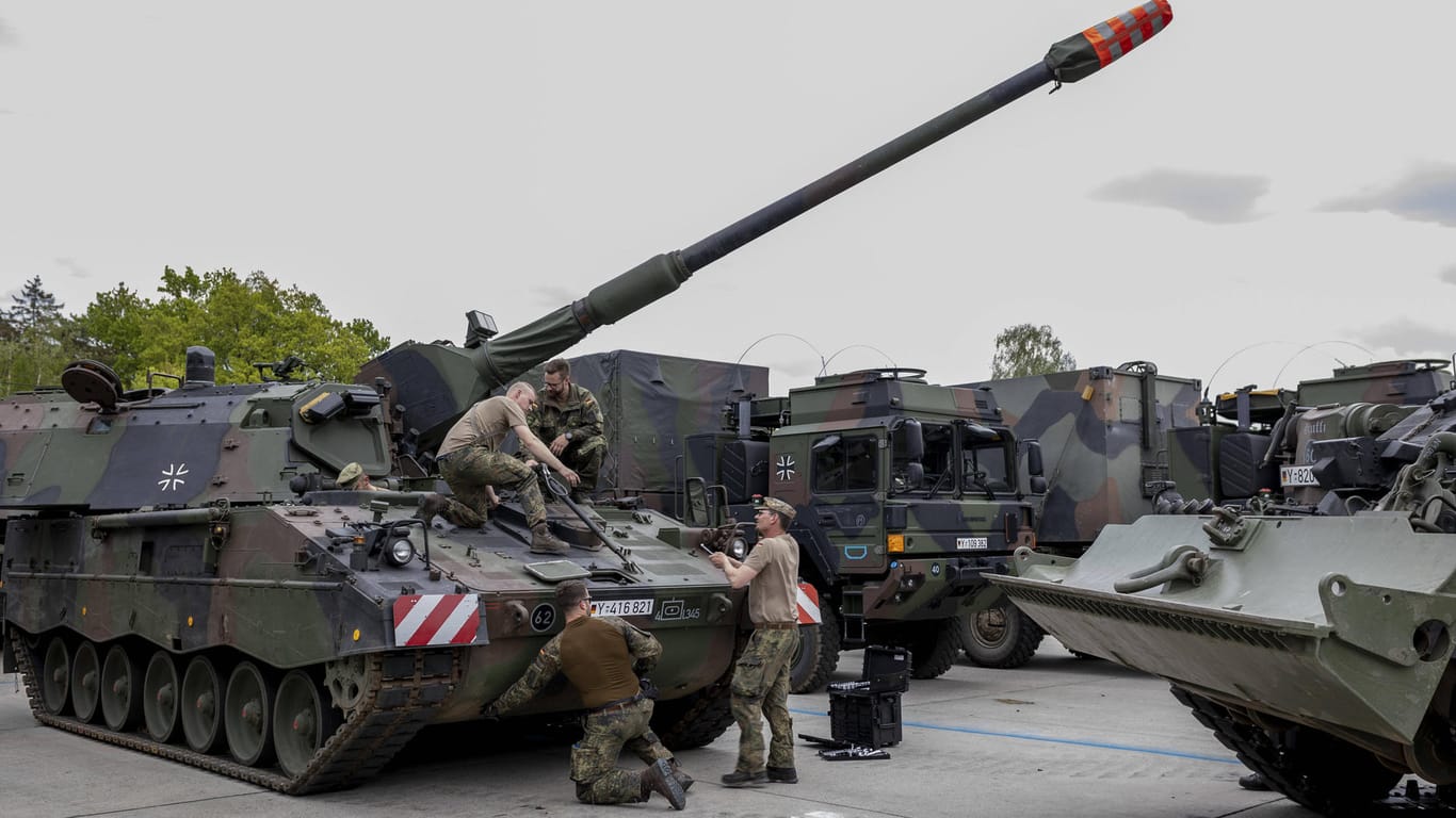 Eine Panzerhaubitze 2000 wird instand gesetzt: Fünf bis sechs Soldaten bedienen das Geschütz.