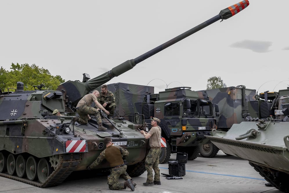 Eine Panzerhaubitze 2000 wird instand gesetzt: Fünf bis sechs Soldaten bedienen das Geschütz.