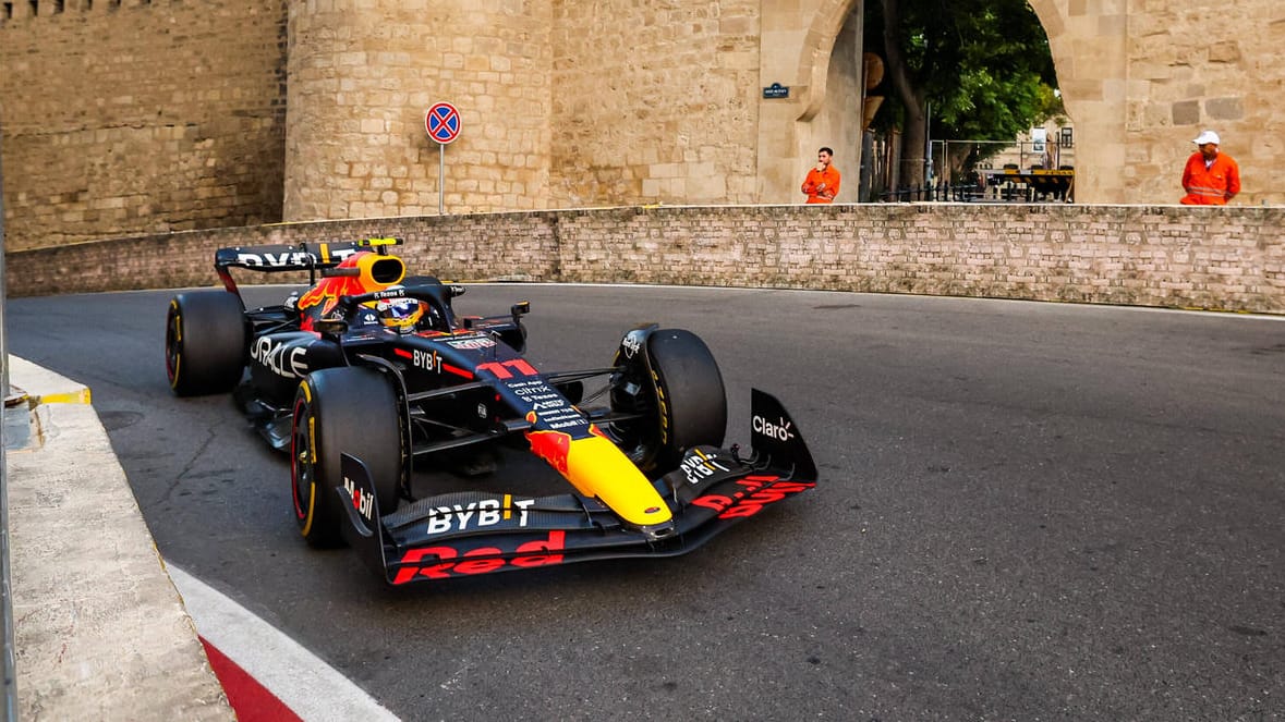 Vorneweg: Sergio Perez auf der Strecke in Baku.